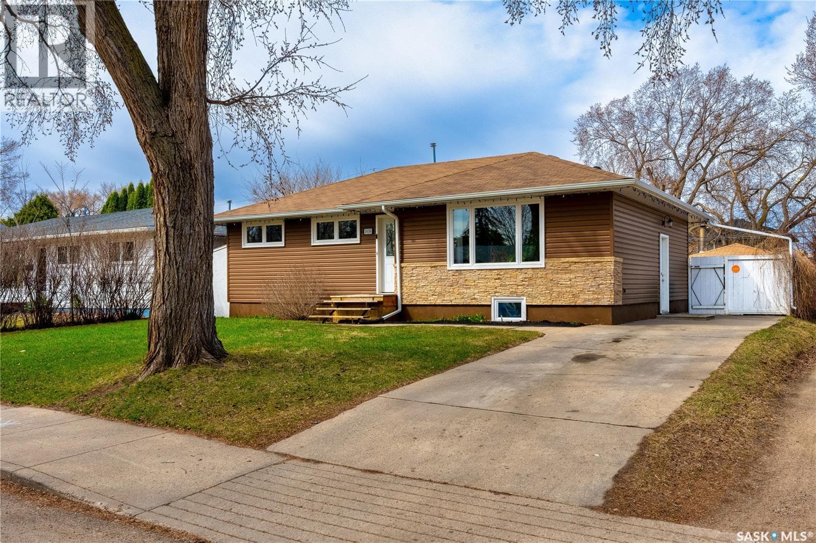 2406 Irvine AVENUE — photo 2