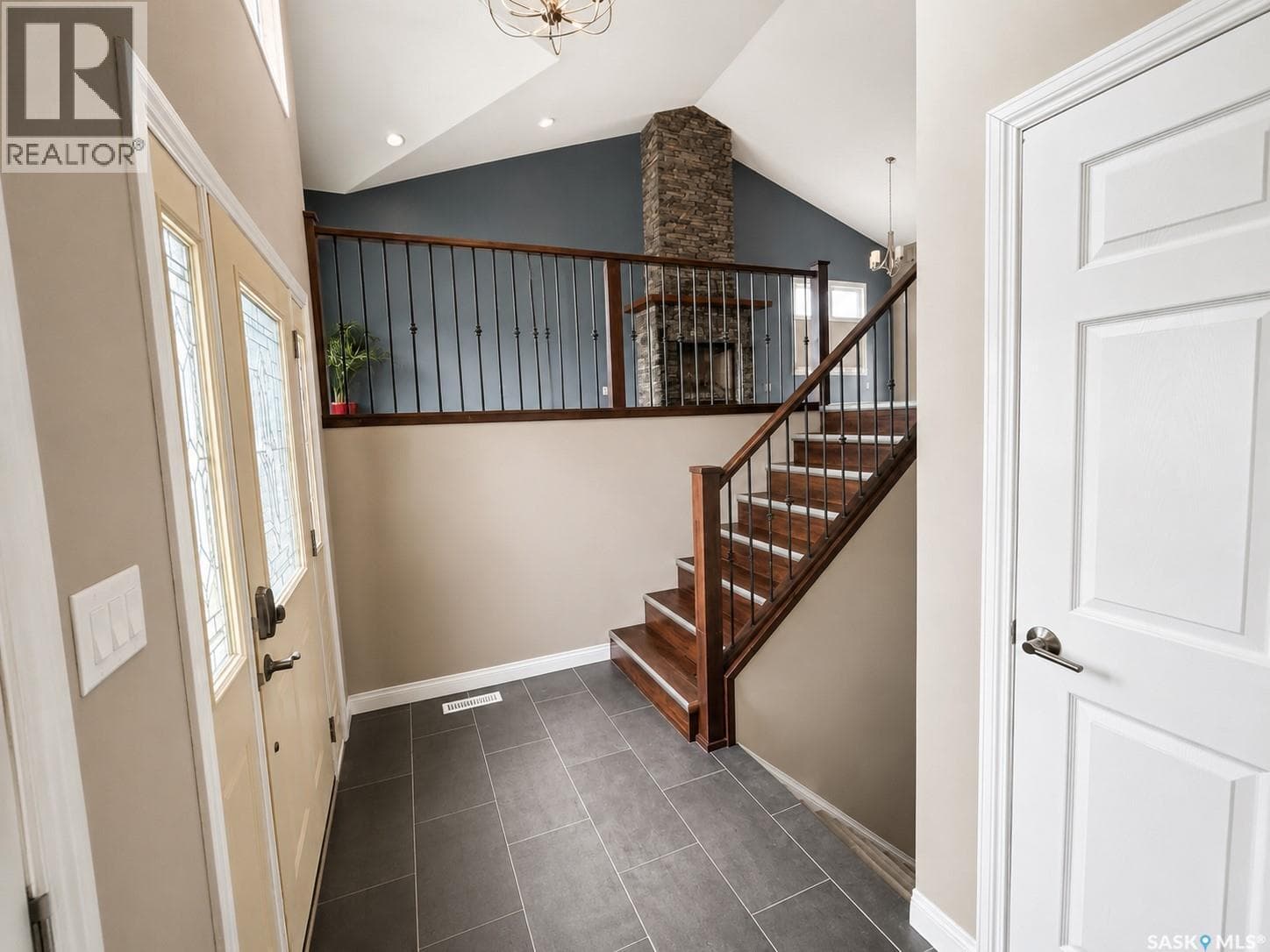 214 Elizabeth STREET — photo 4
