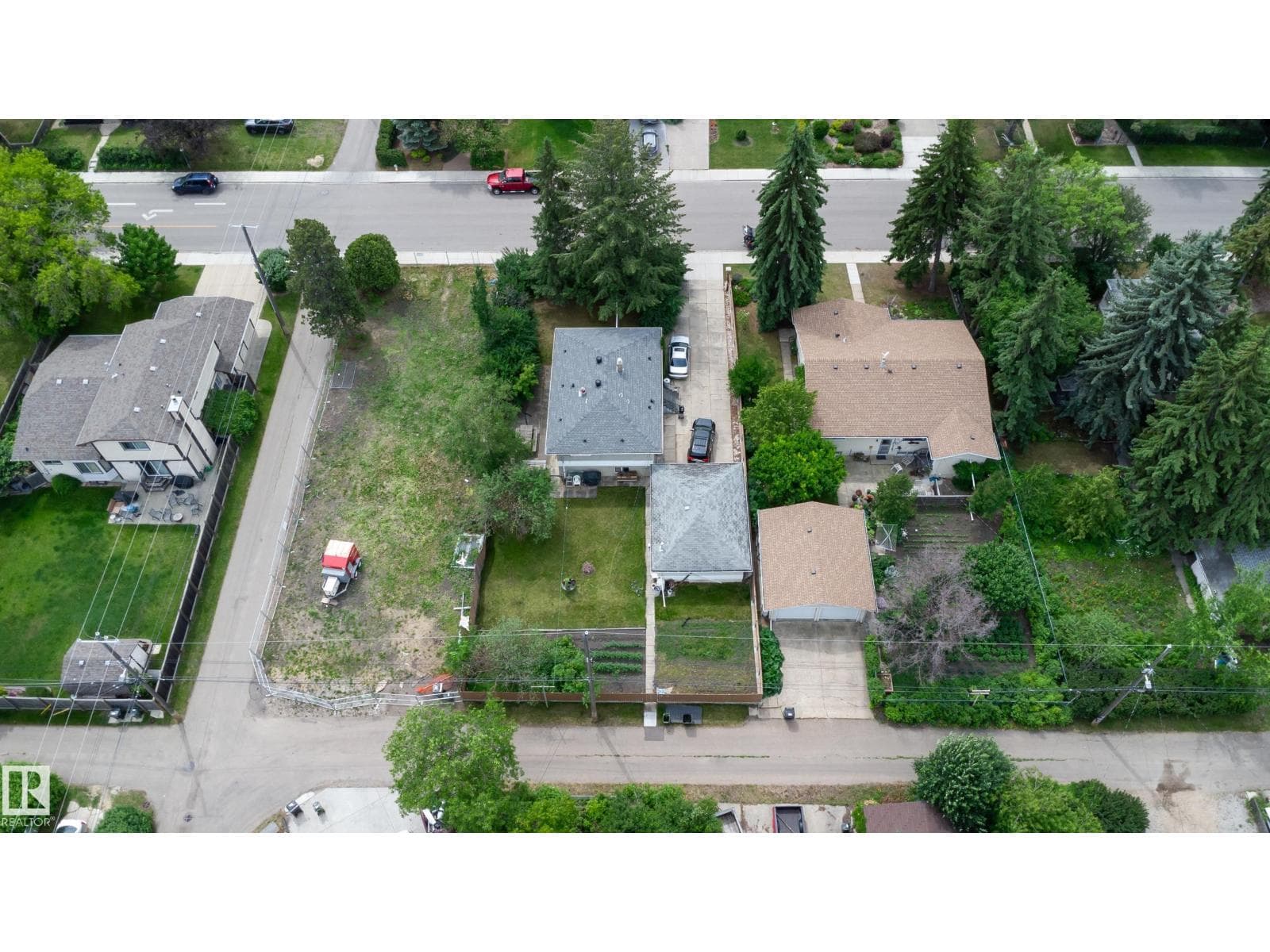8316 73 AV NW