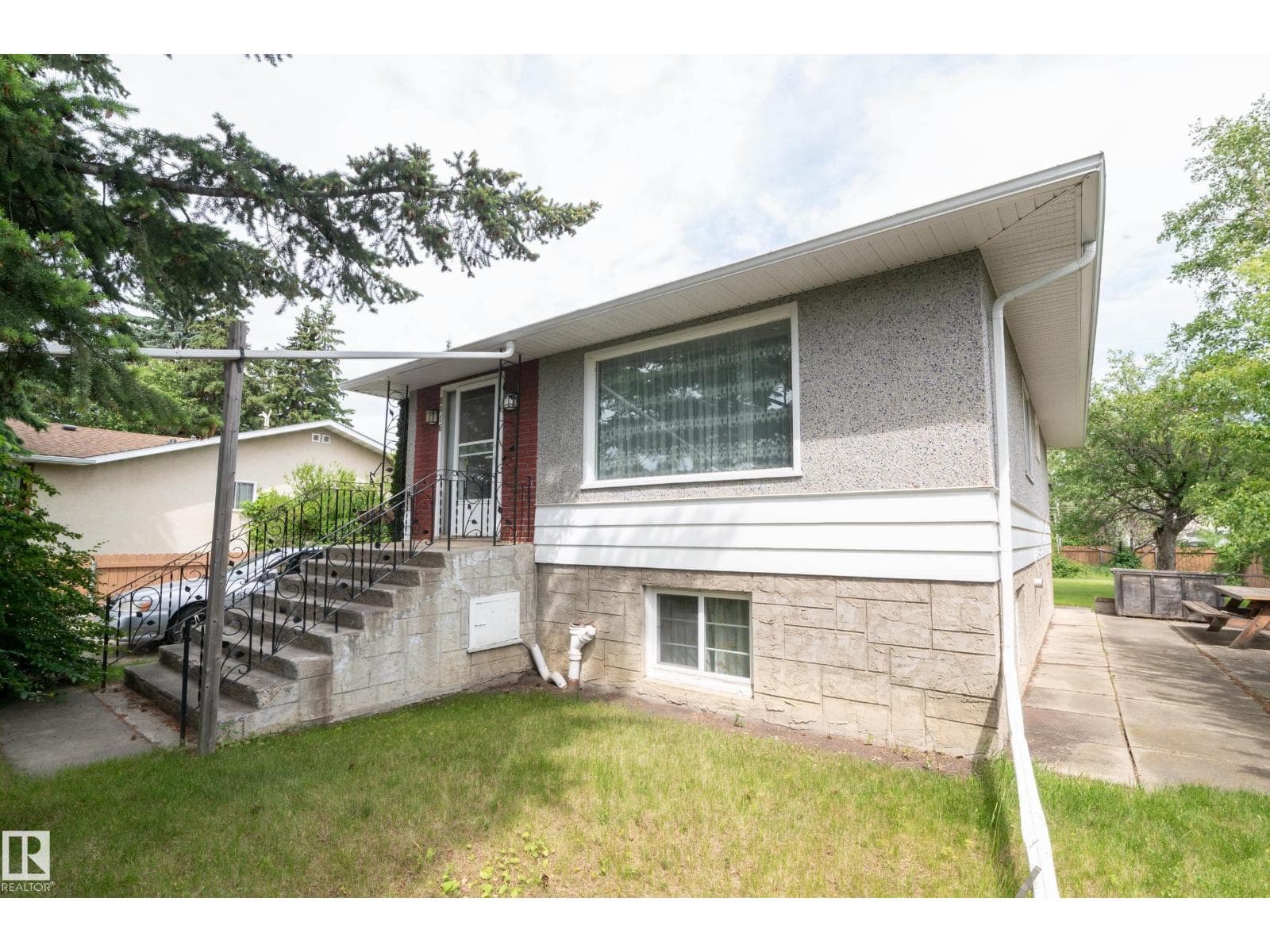 8316 73 AV NW — photo 2