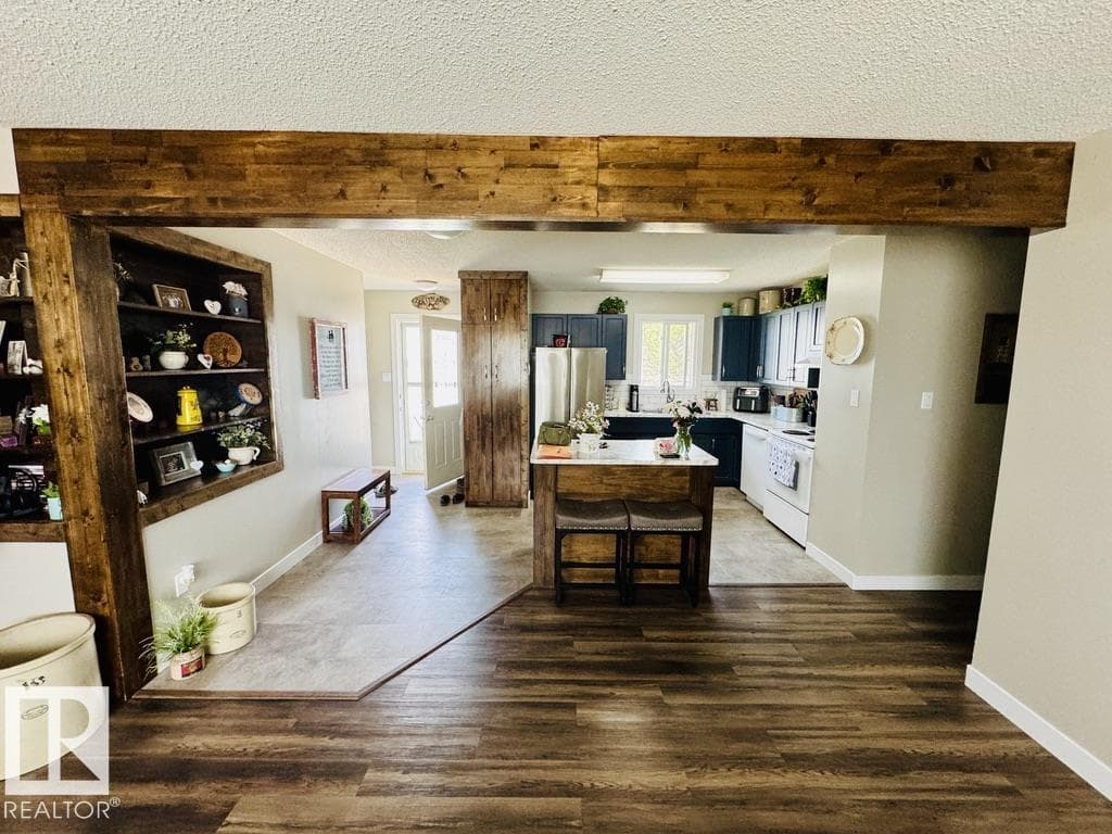 4318 49 AV — photo 4