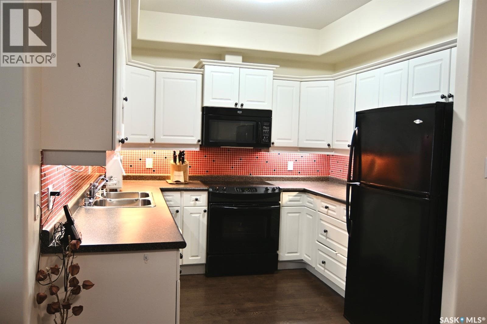 106 110 Armistice WAY — photo 3