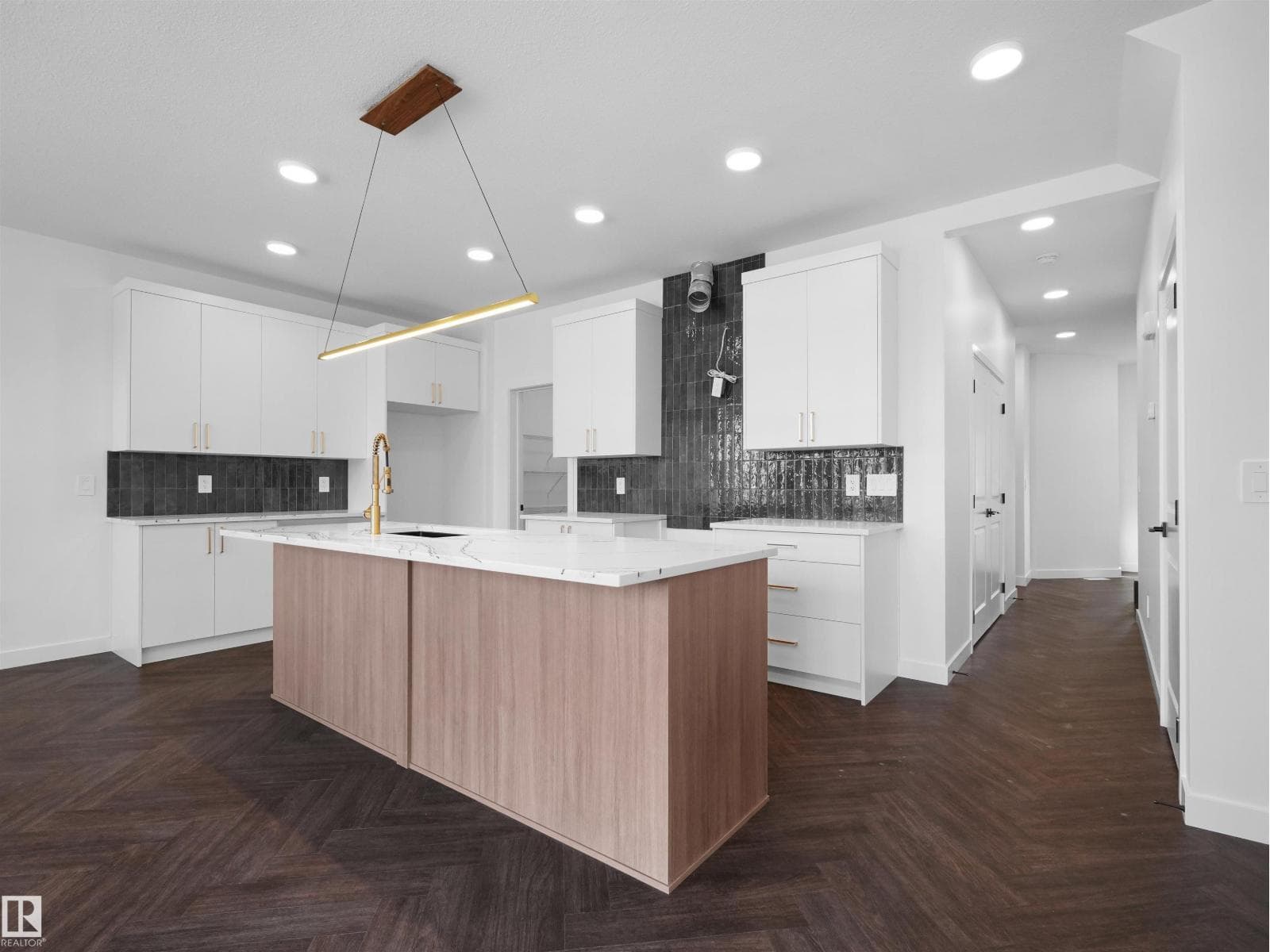 20624 43 AV NW