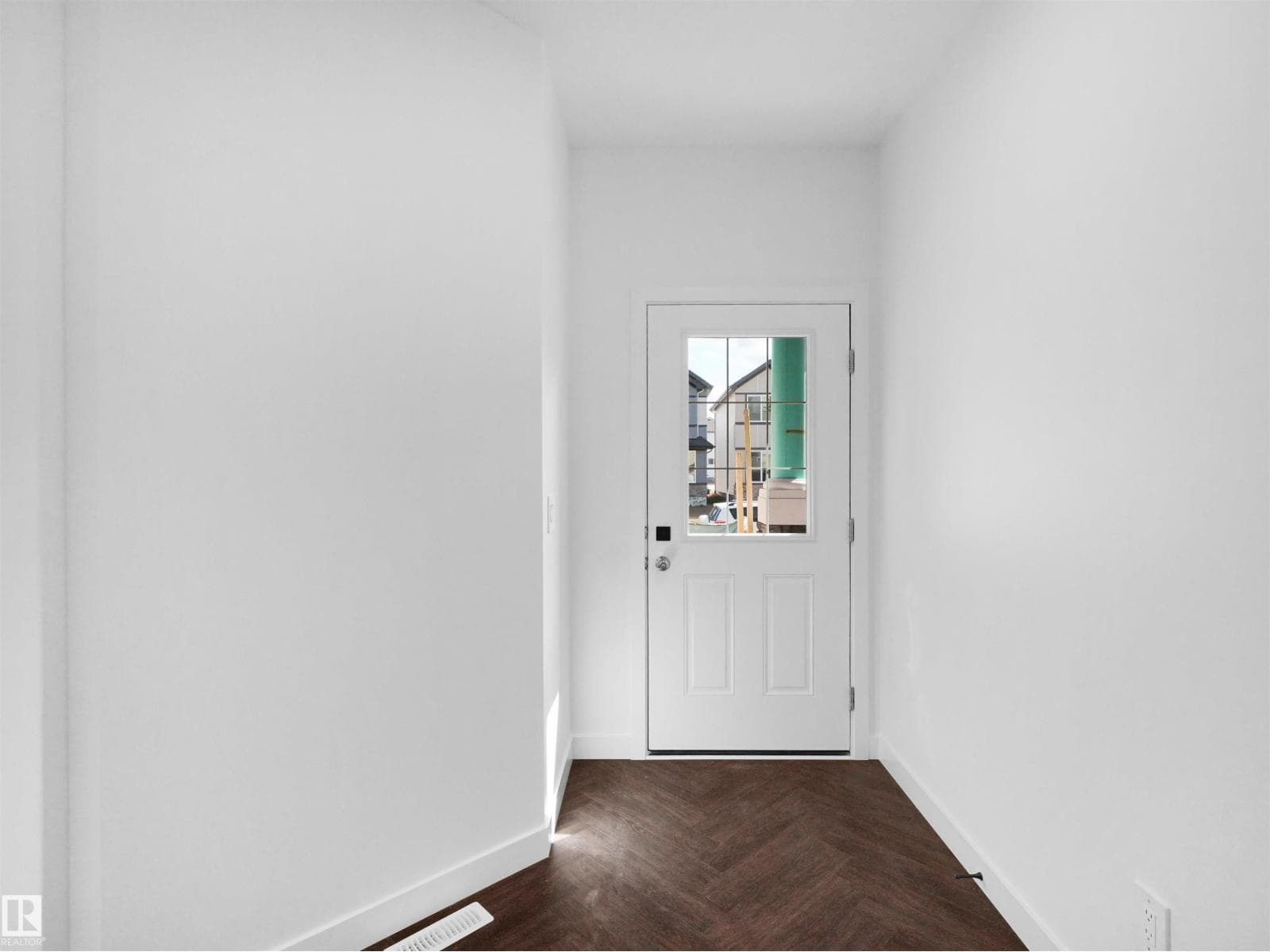 20624 43 AV NW — photo 2