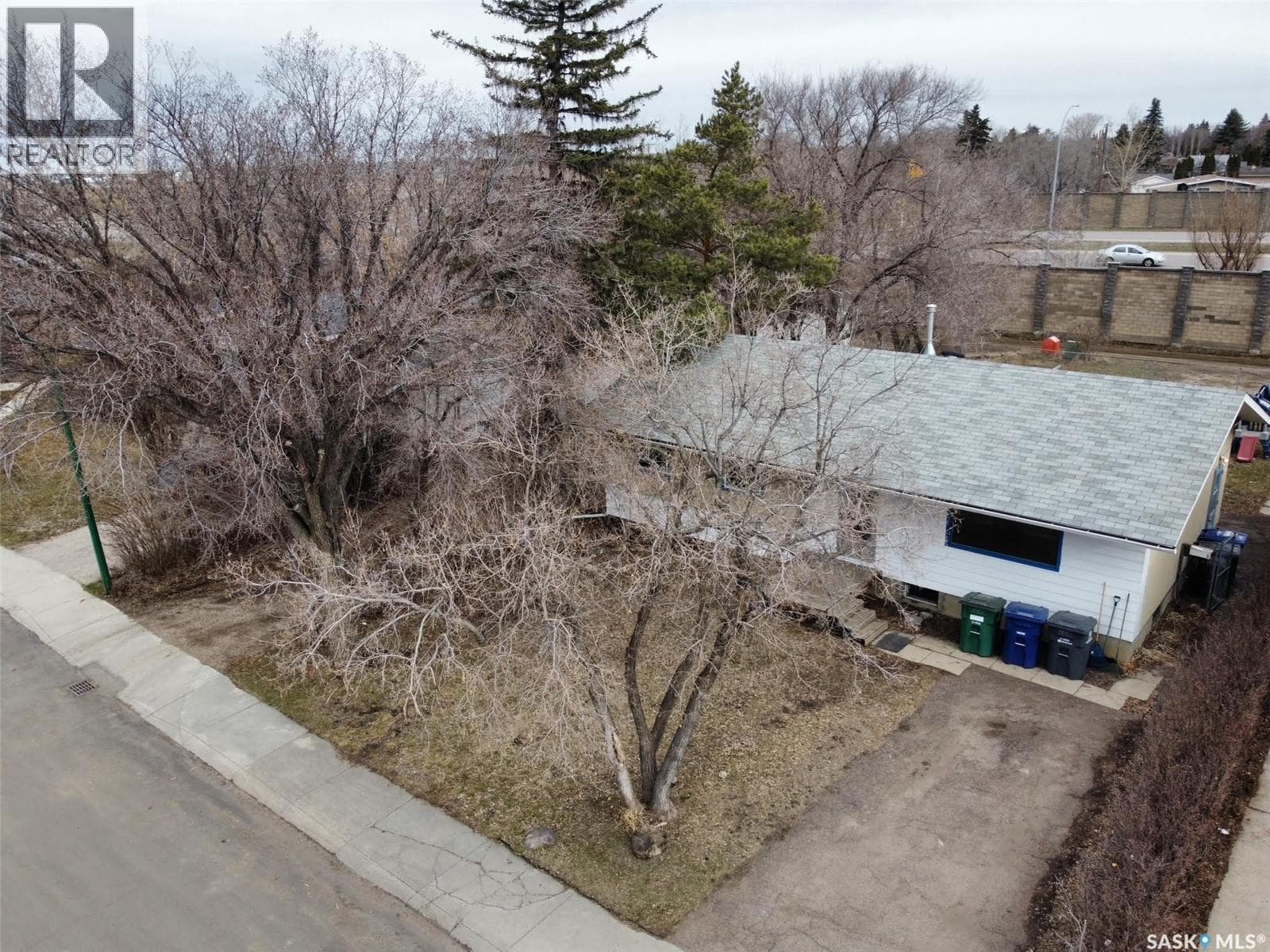 190 CARLETON DRIVE