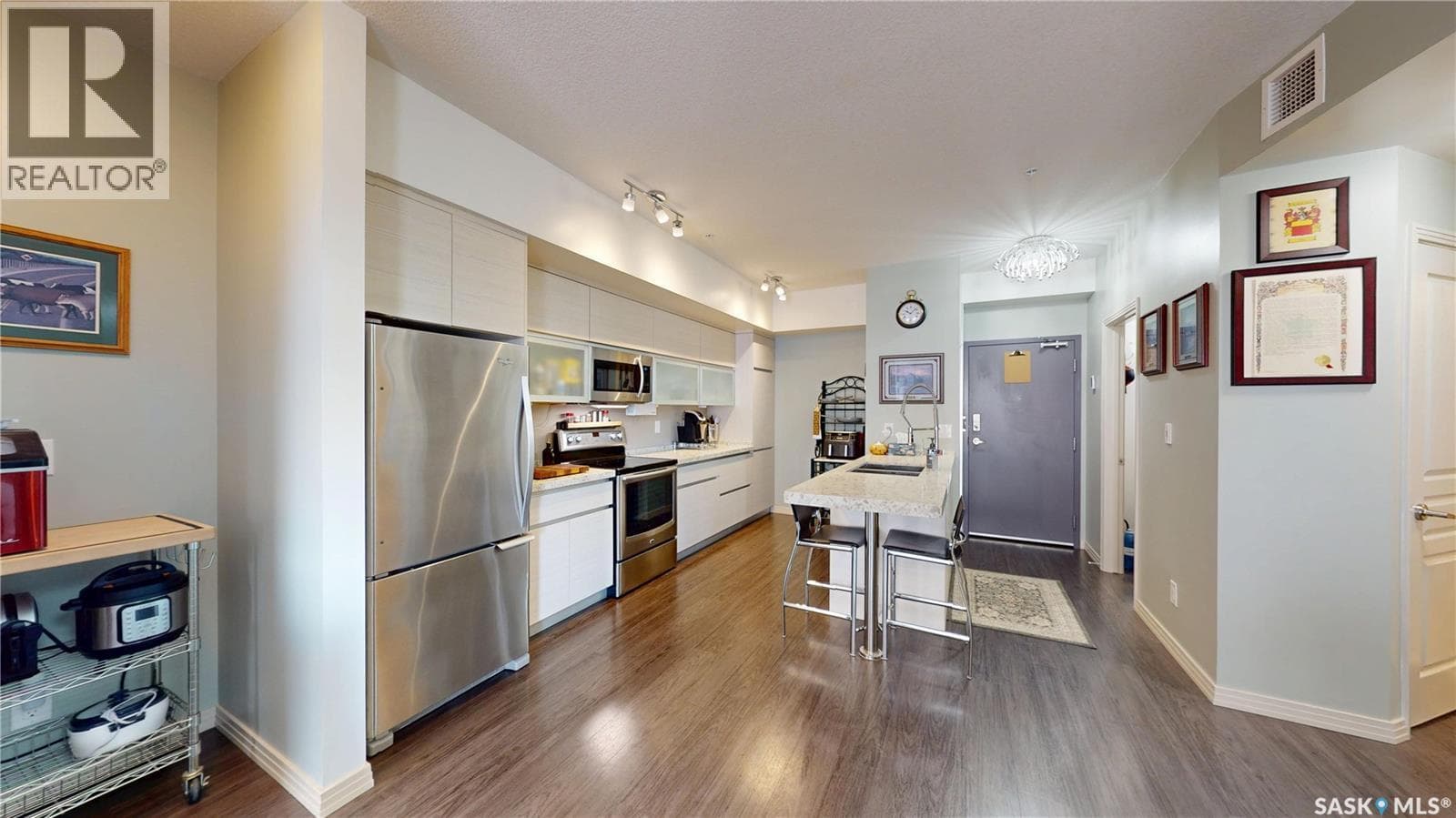 205 223 Evergreen SQUARE — photo 3