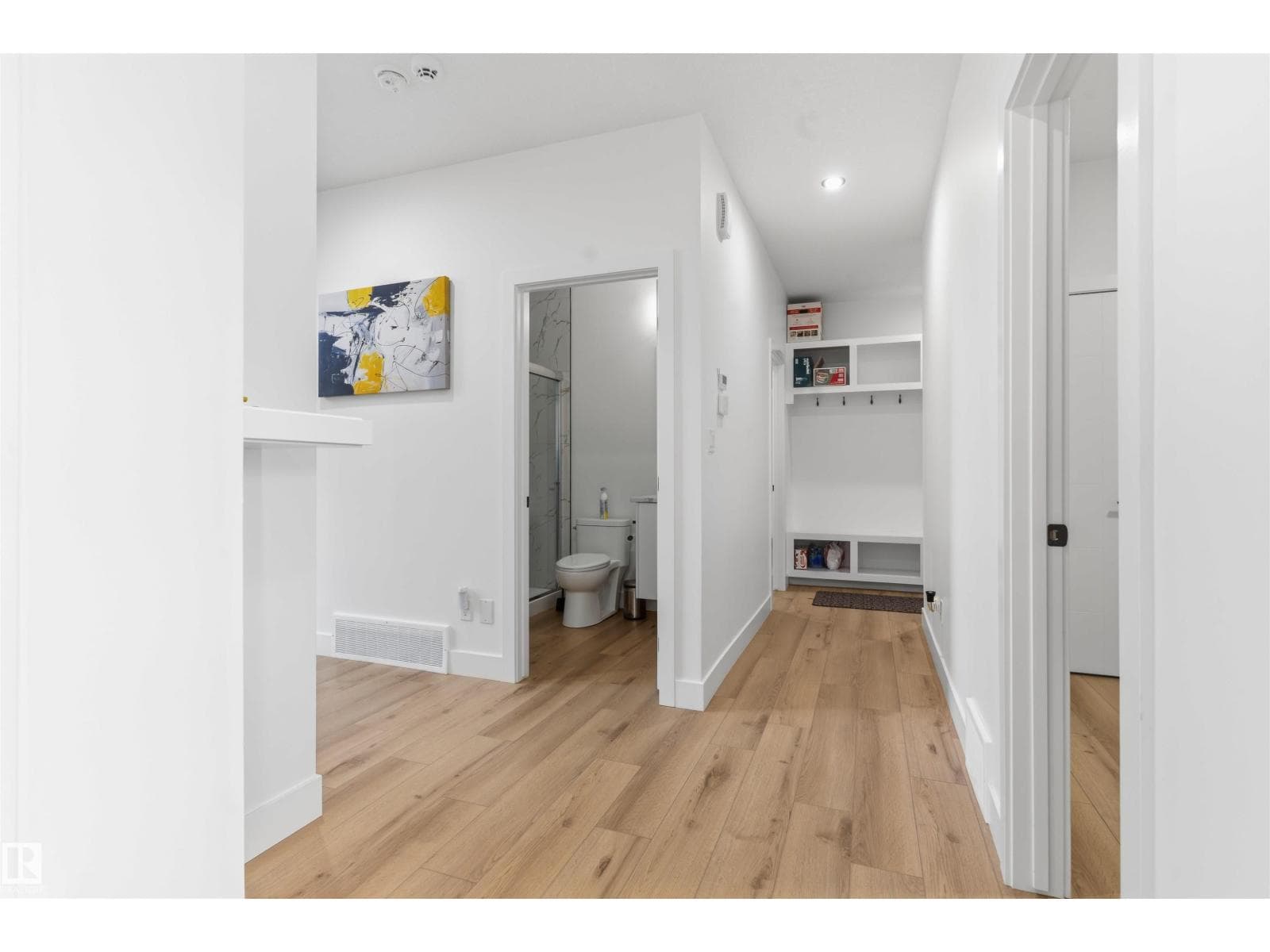 439 Roberts Cres — photo 4