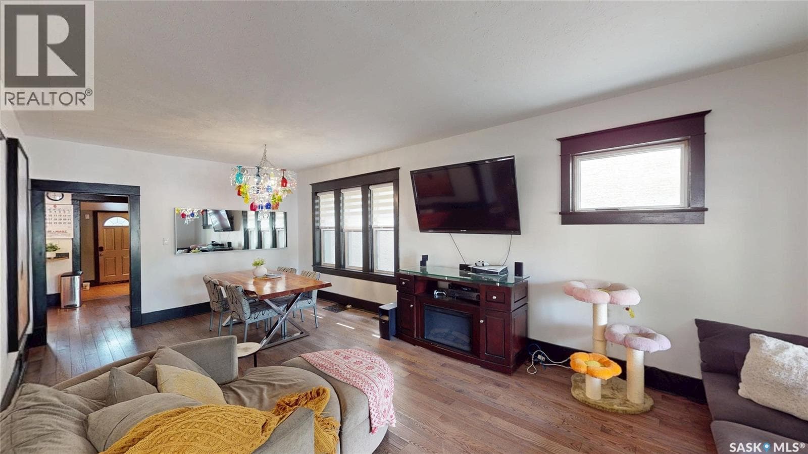 2161 CAMERON STREET — photo 4