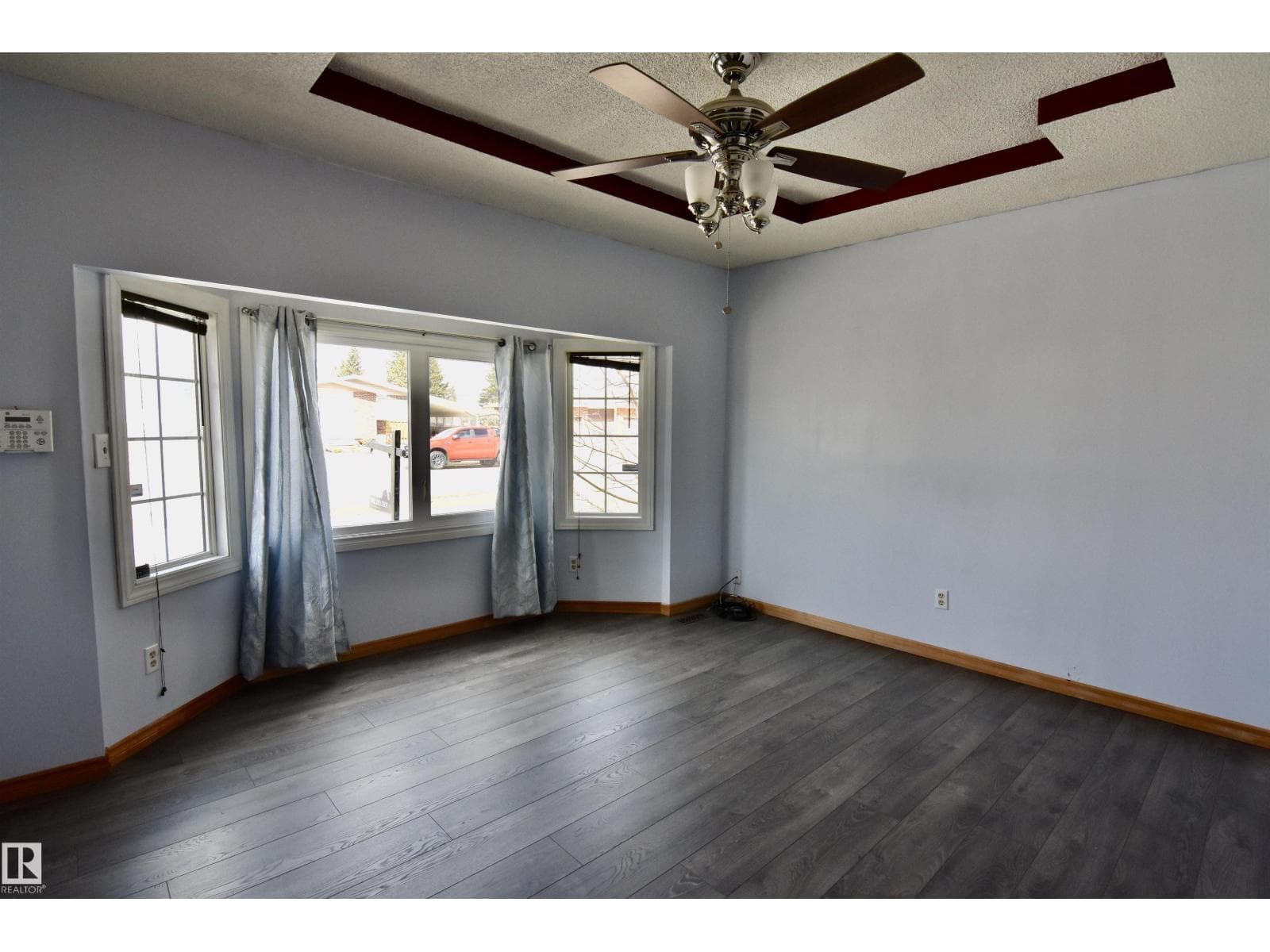 4629 46 AV — photo 3