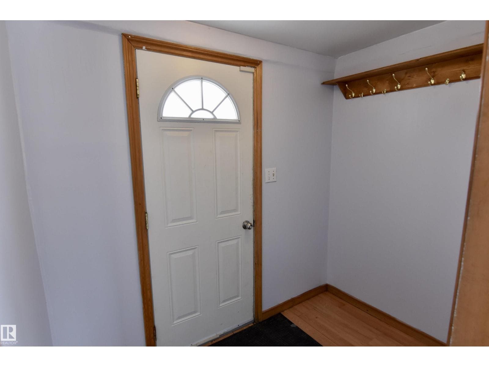 4629 46 AV — photo 2