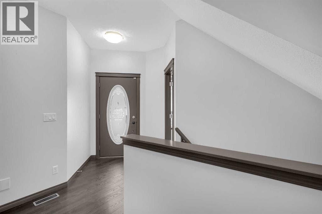 1121 Kingston Crescent SE — photo 5