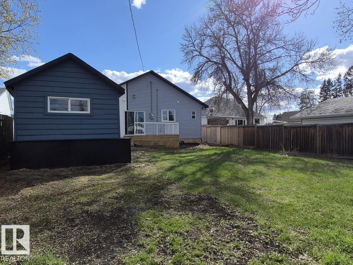 5032 55 AV — photo 2
