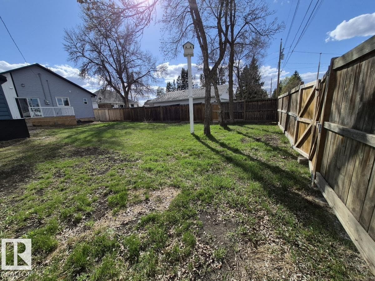 5032 55 AV — photo 3
