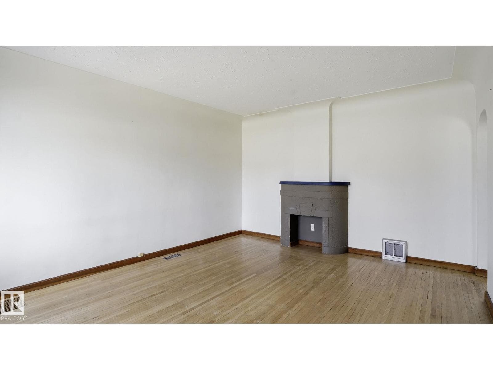 10919 68 AV NW — photo 5