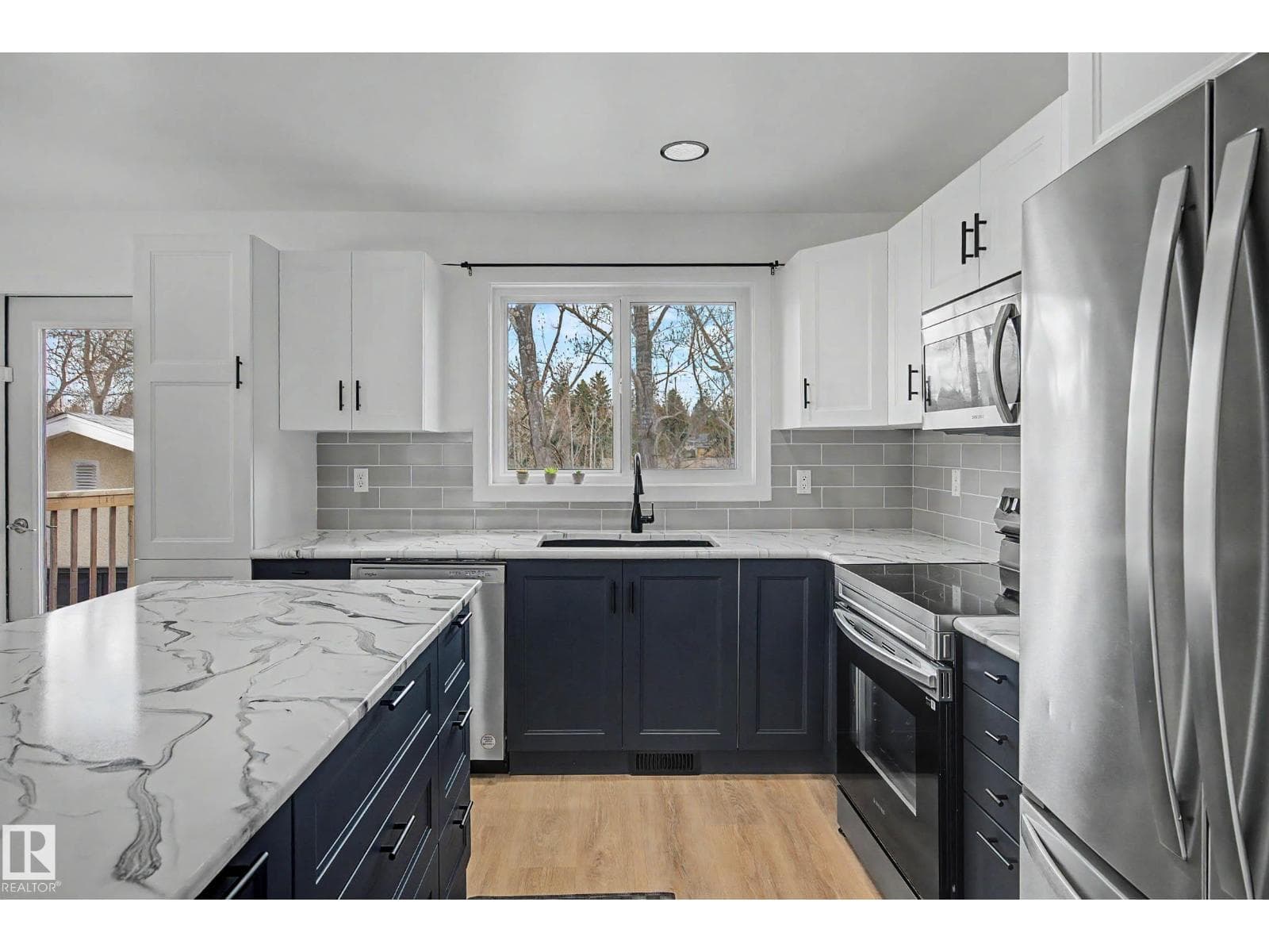 1945 GLENMORE AV — photo 3