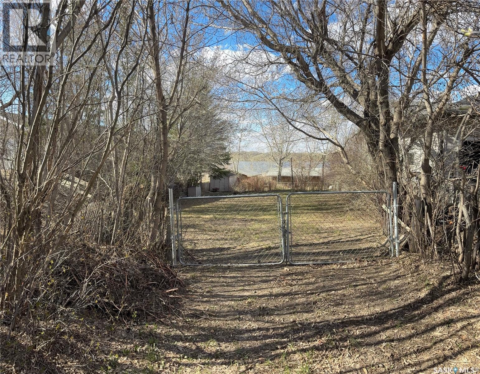 303 Douglas AVENUE — photo 2