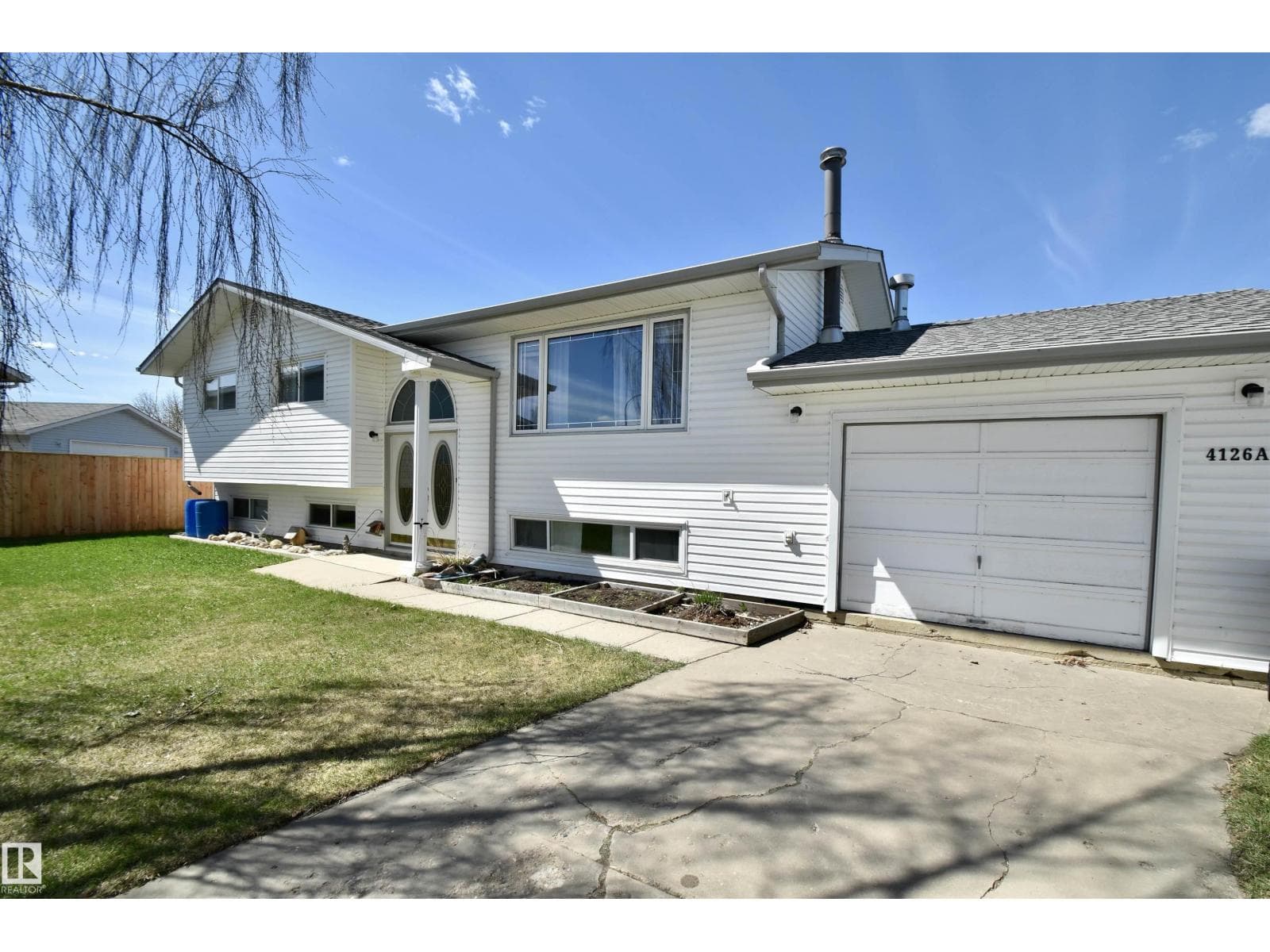 4126A 47 AV — photo 3