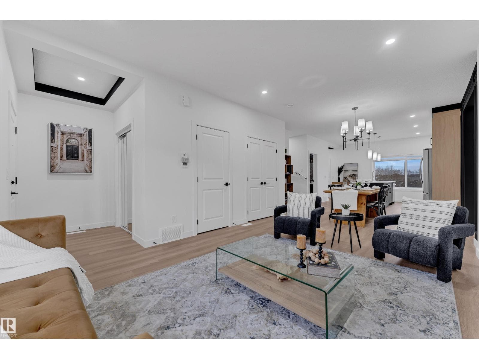 303 Falcon crescent — photo 4