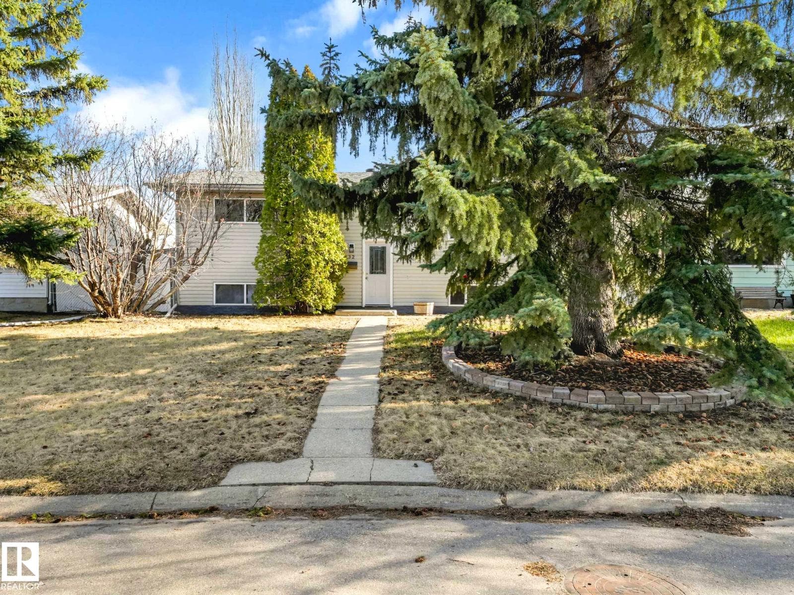 32 Manor DR — photo 2