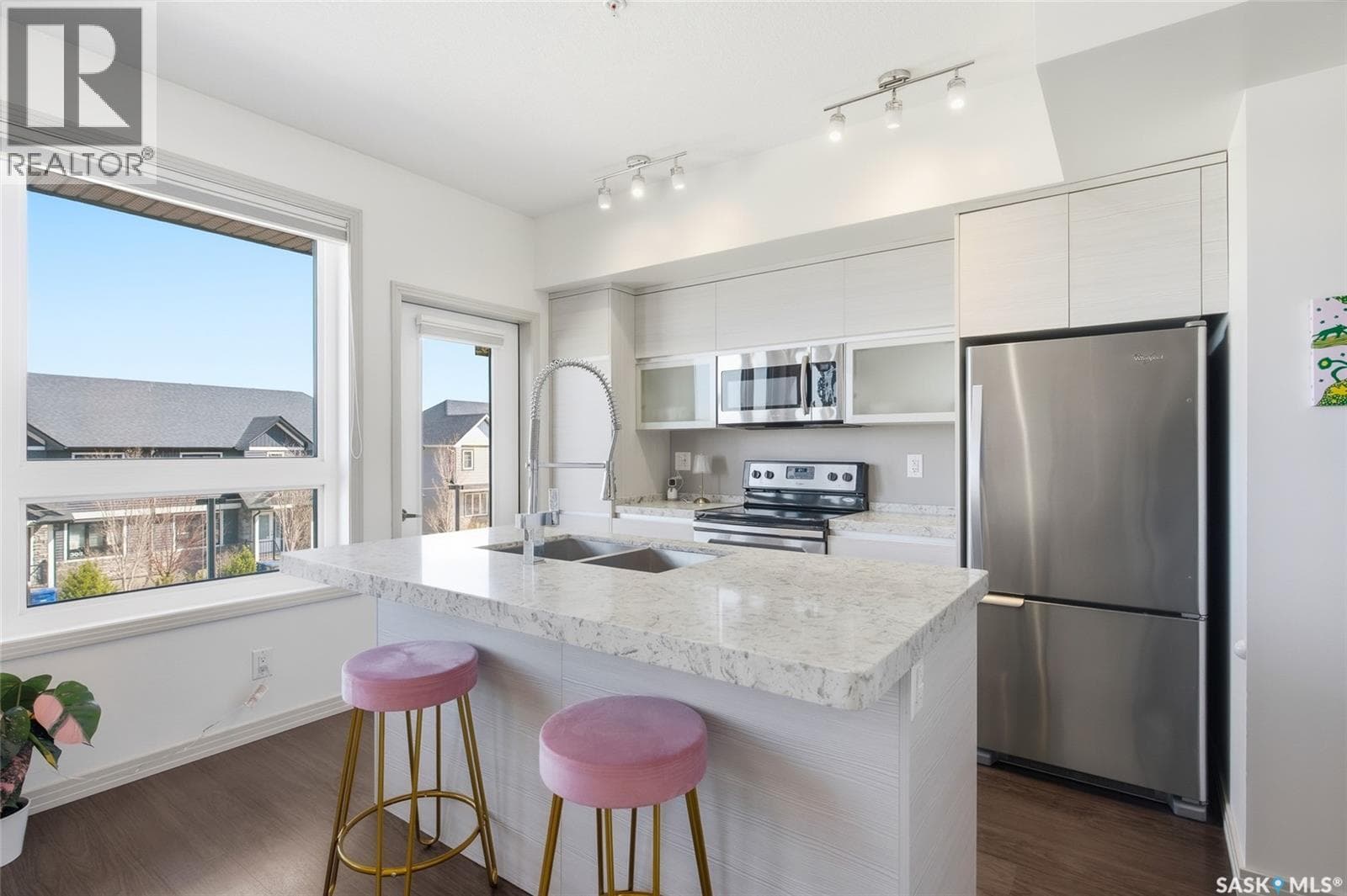 218 223 Evergreen SQUARE
