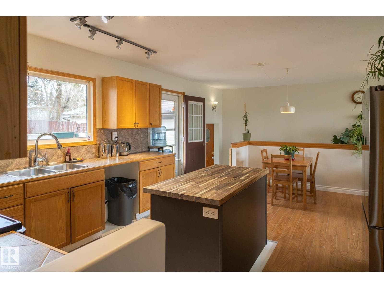 5132 49 AV — photo 2