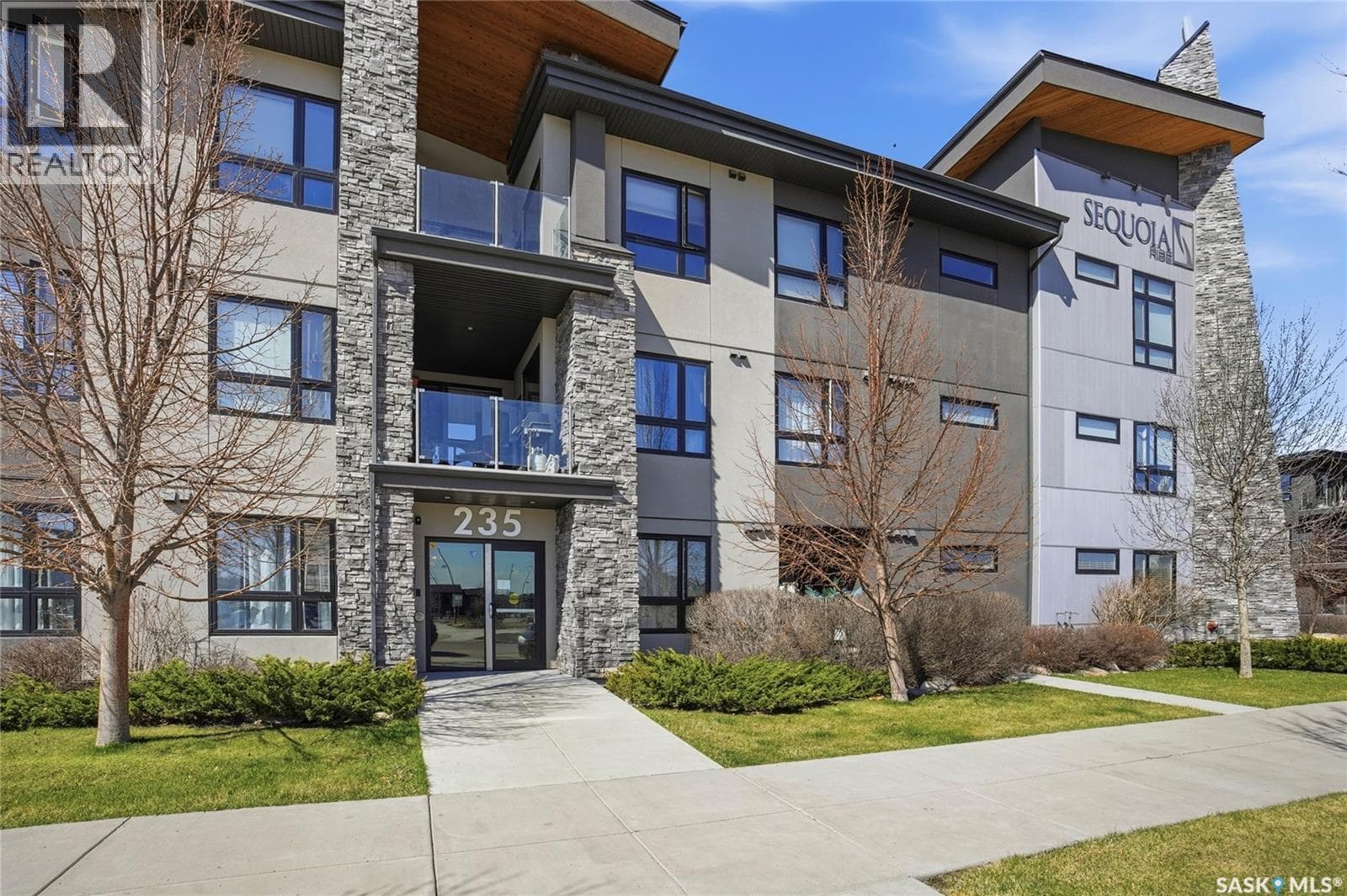 212 235 Evergreen SQUARE