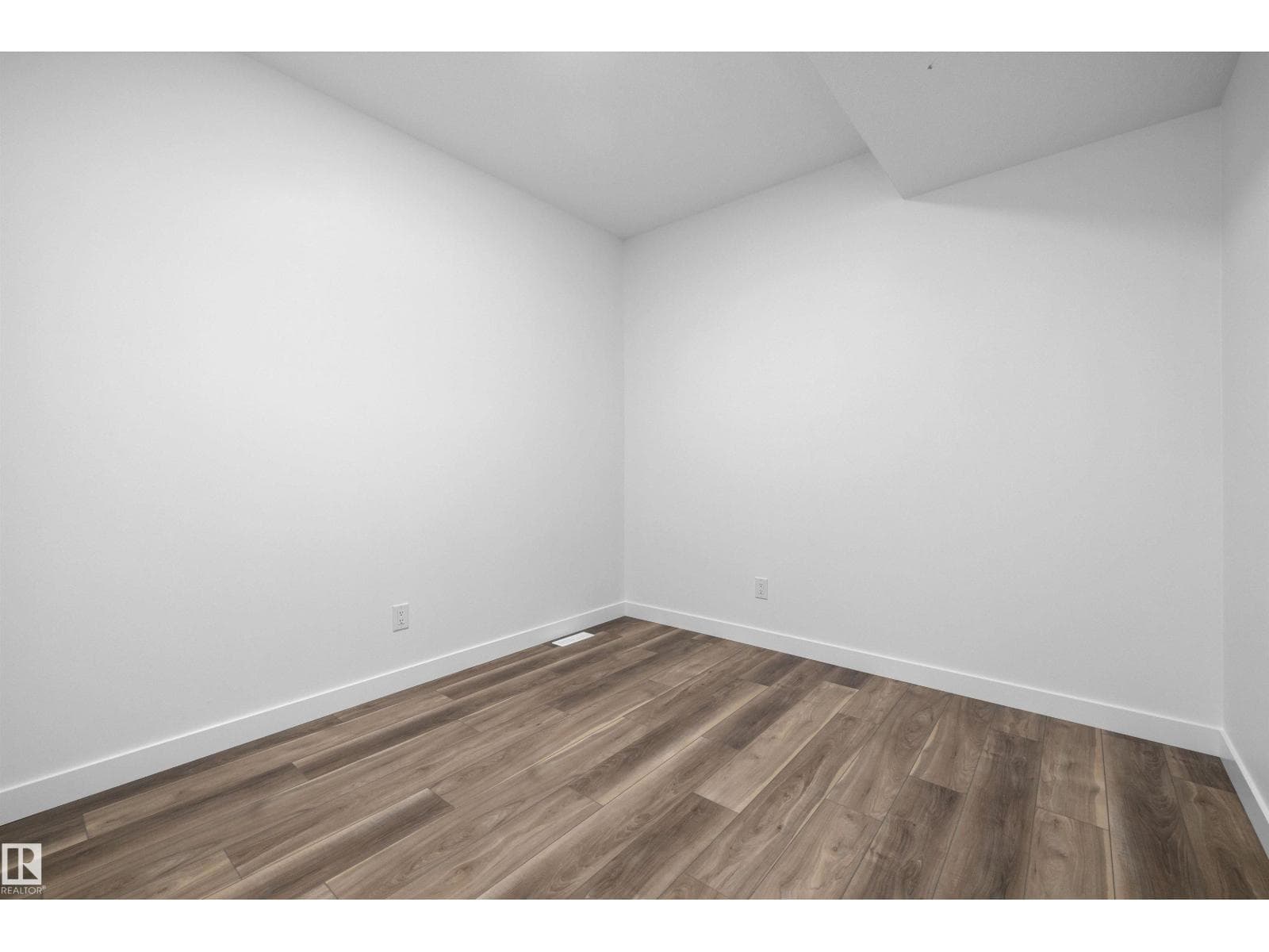 8532 183 AV NW — photo 4