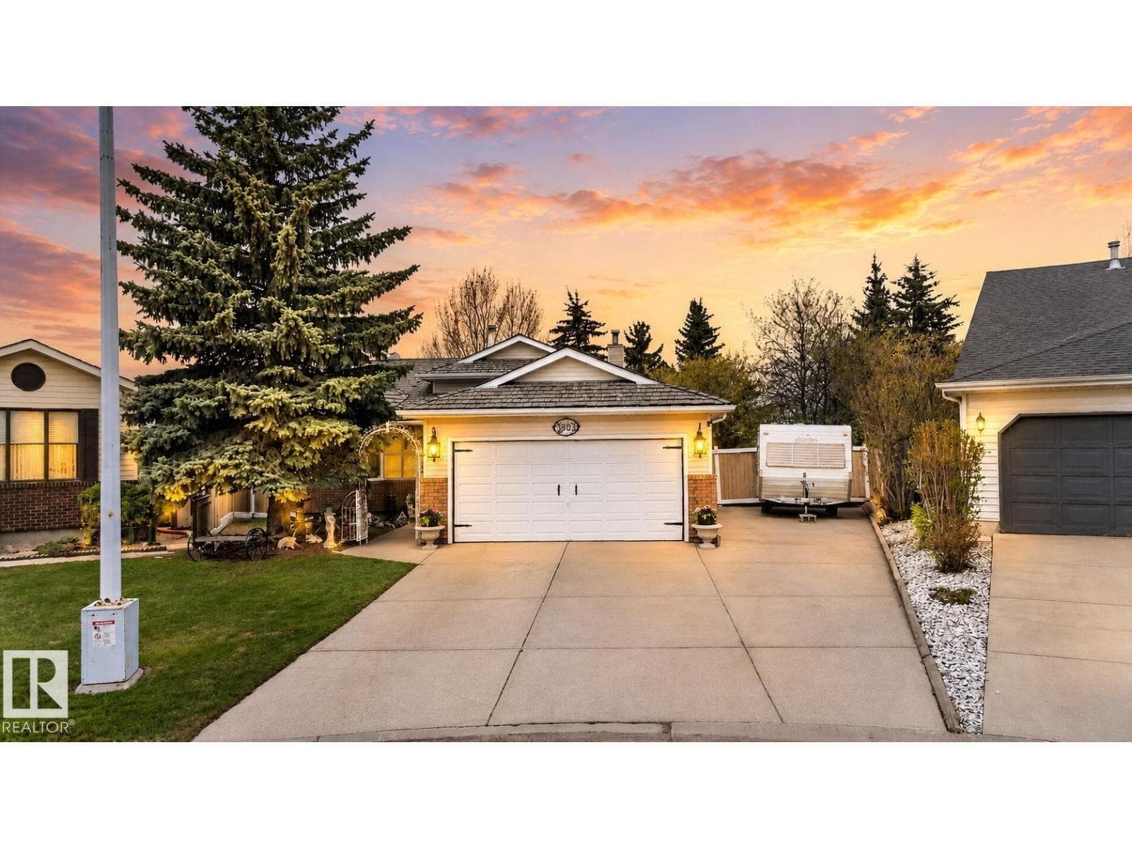 3332 44B AV NW