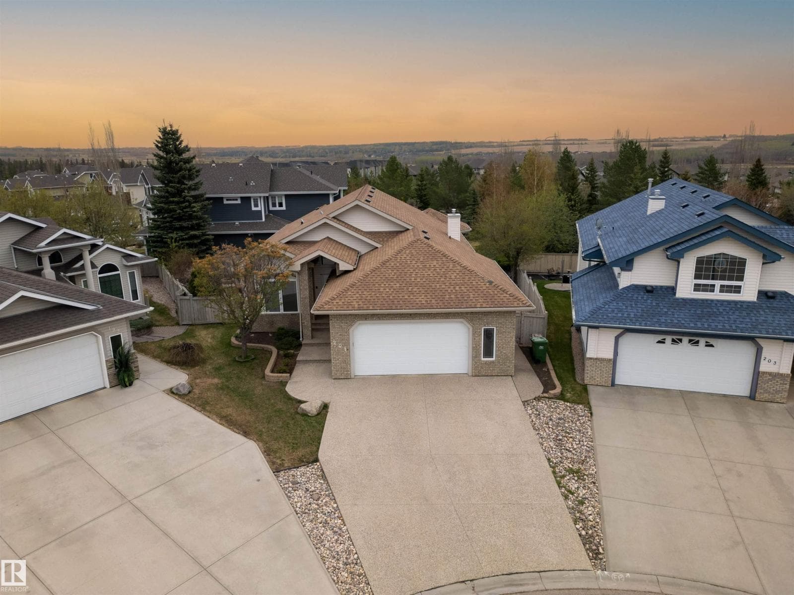 201 Erin Ridge DR — photo 2