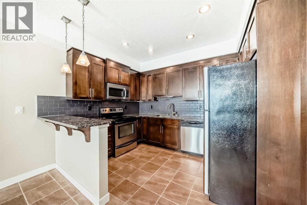 206, 1005B Westmount Drive — photo 2