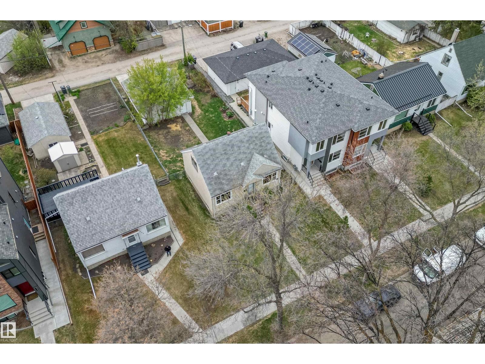 8331 81 AV NW — photo 2