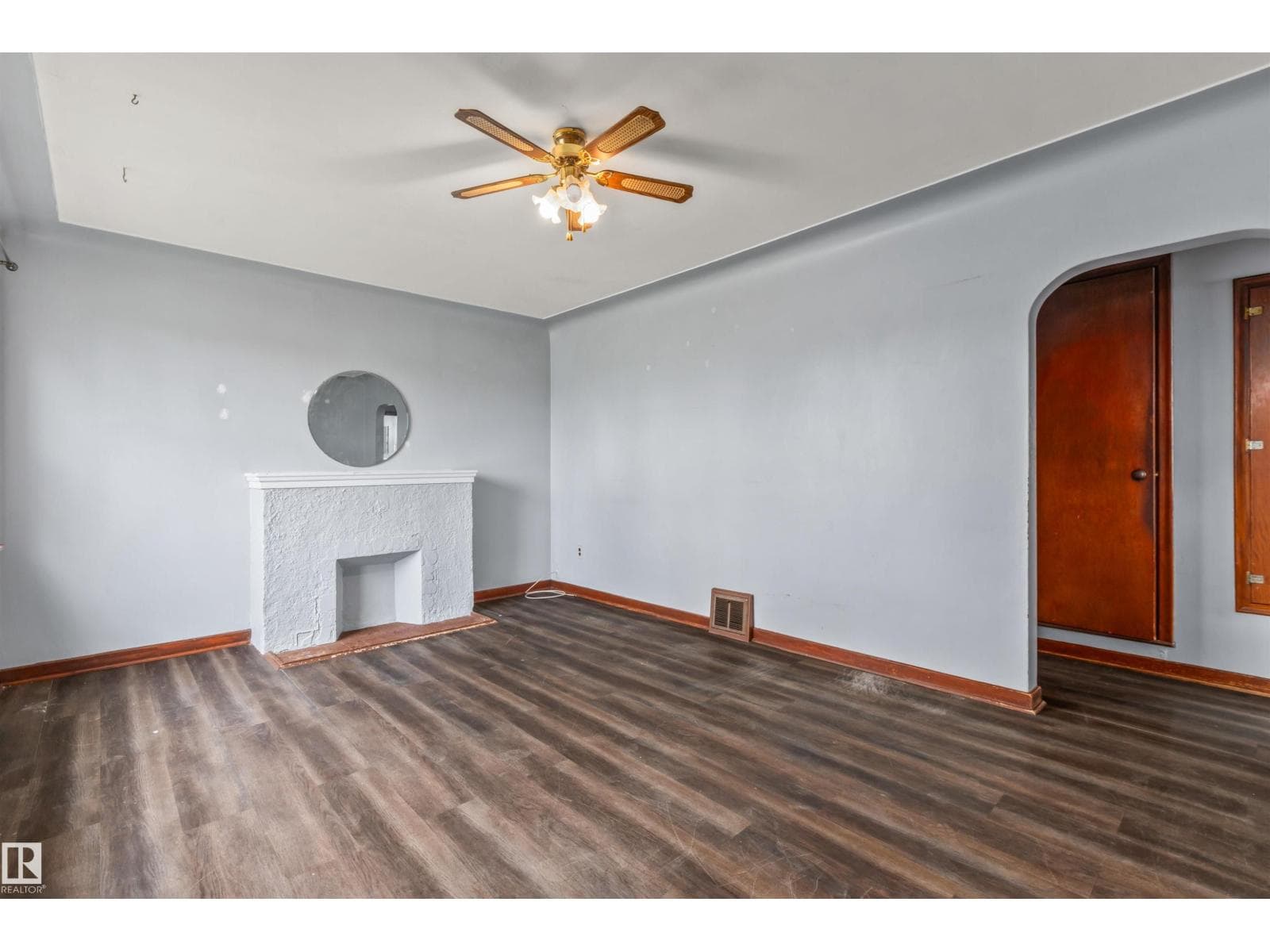 8331 81 AV NW — photo 4