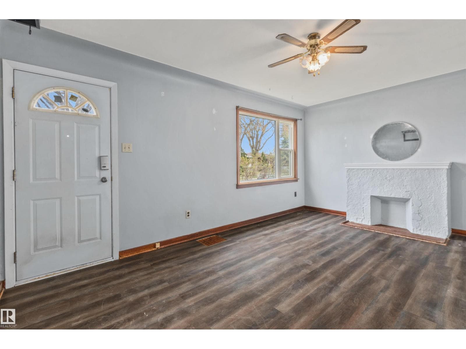 8331 81 AV NW — photo 5