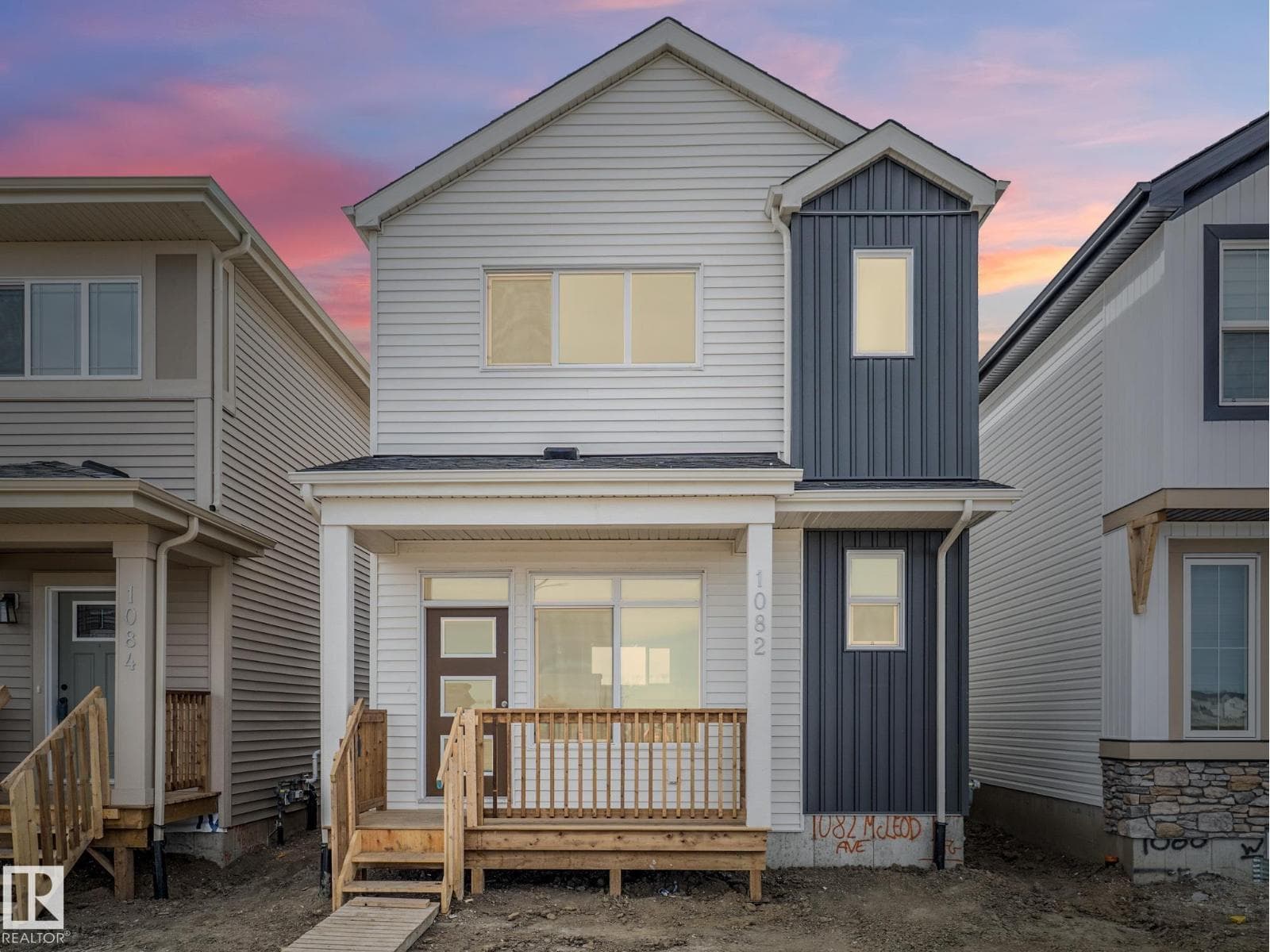 1082 McLeod AV