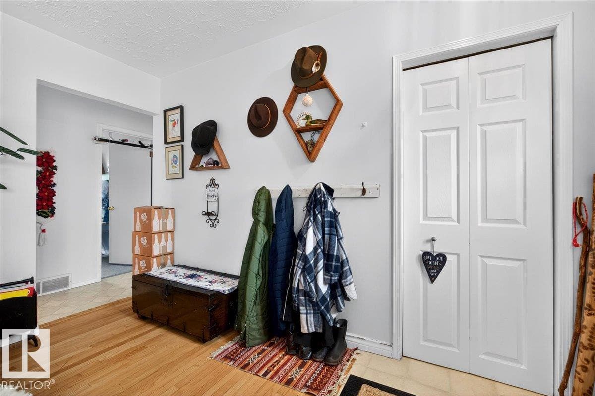 4212 105 AV NW — photo 2