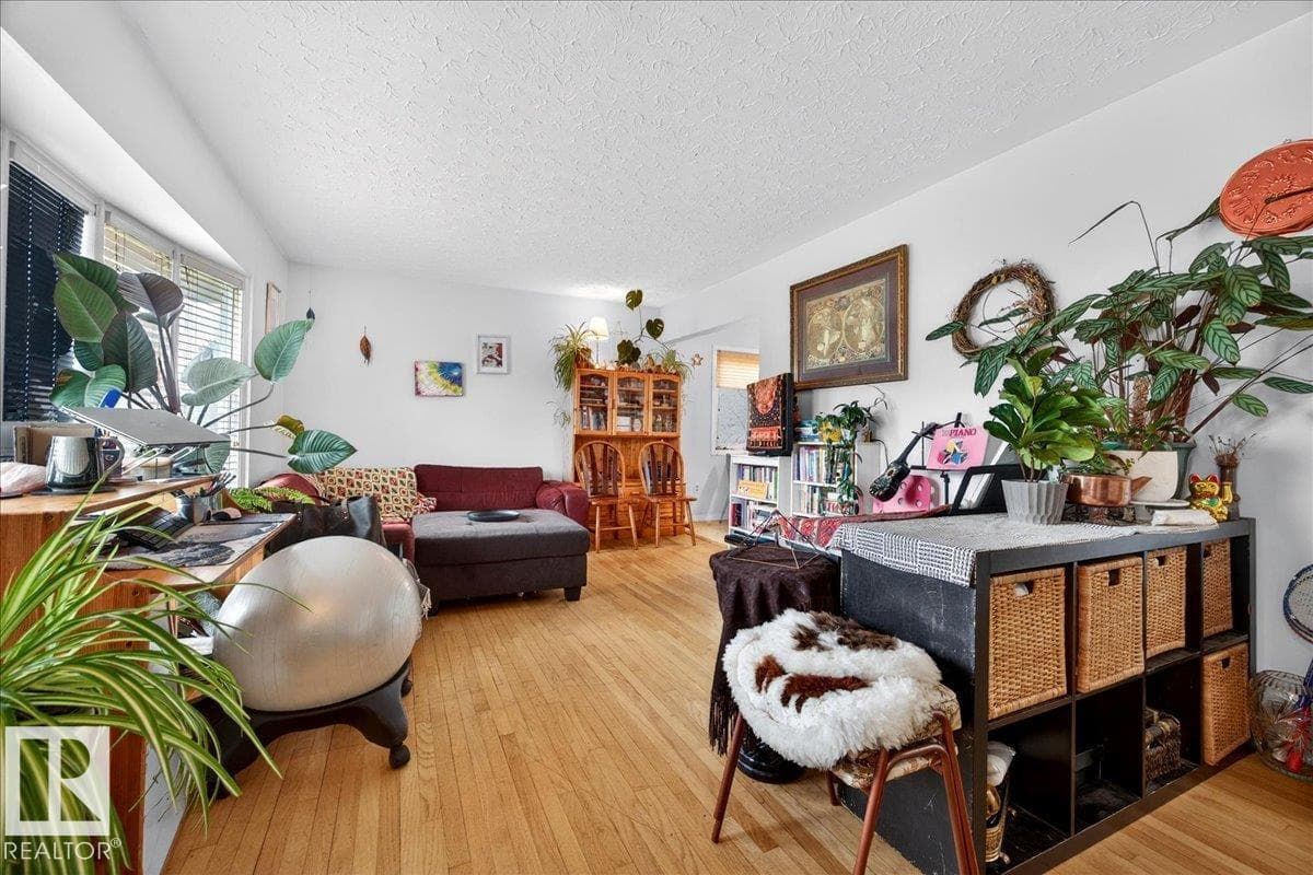 4212 105 AV NW — photo 5