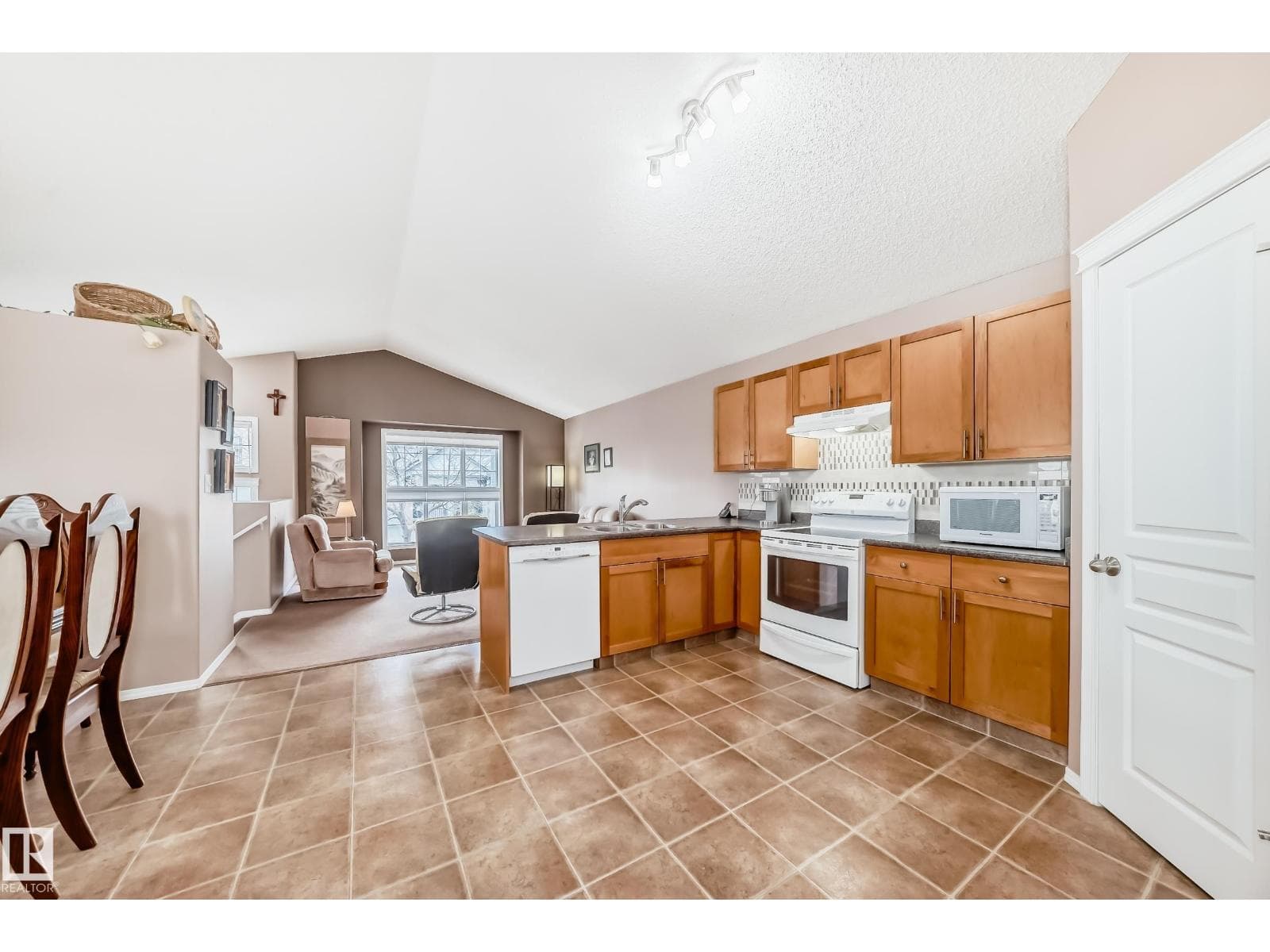 26 VAUGHN AV — photo 4