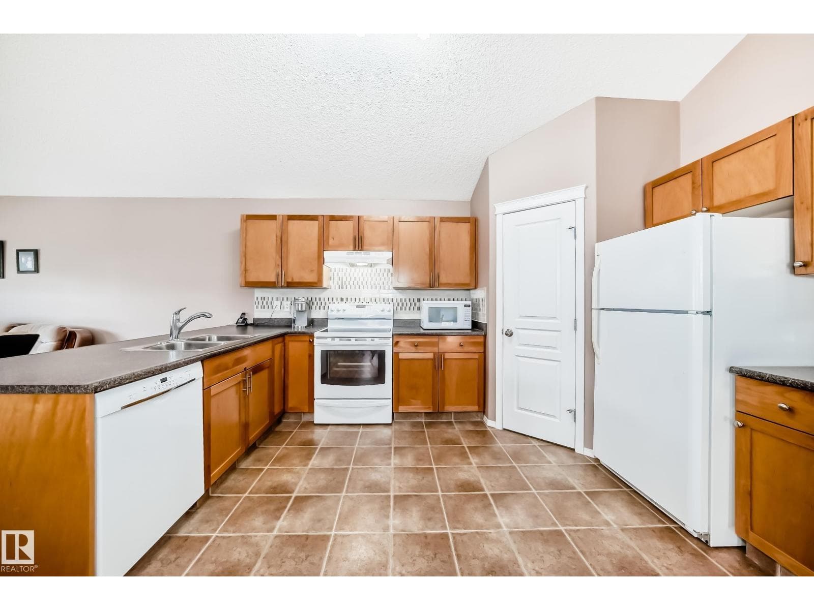 26 VAUGHN AV — photo 5