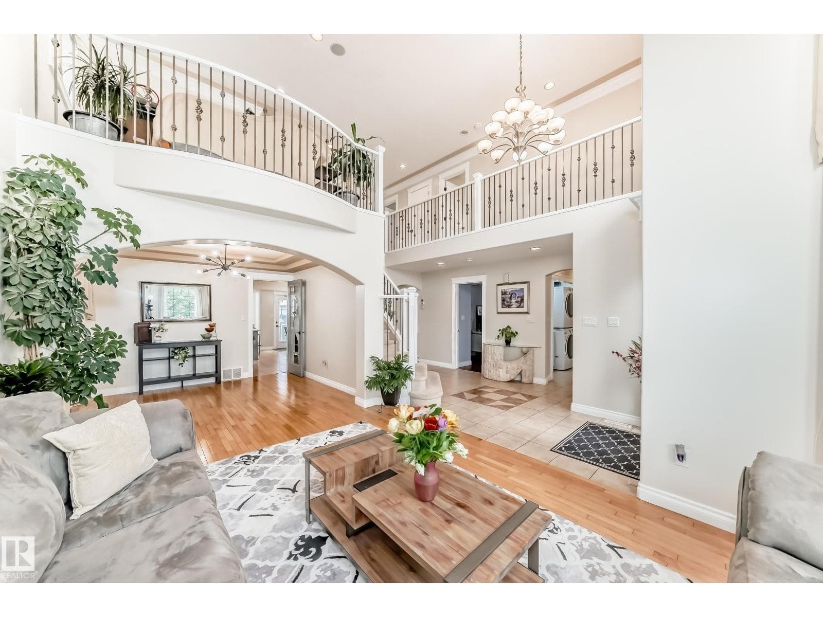 6736 11 AV SW — photo 2