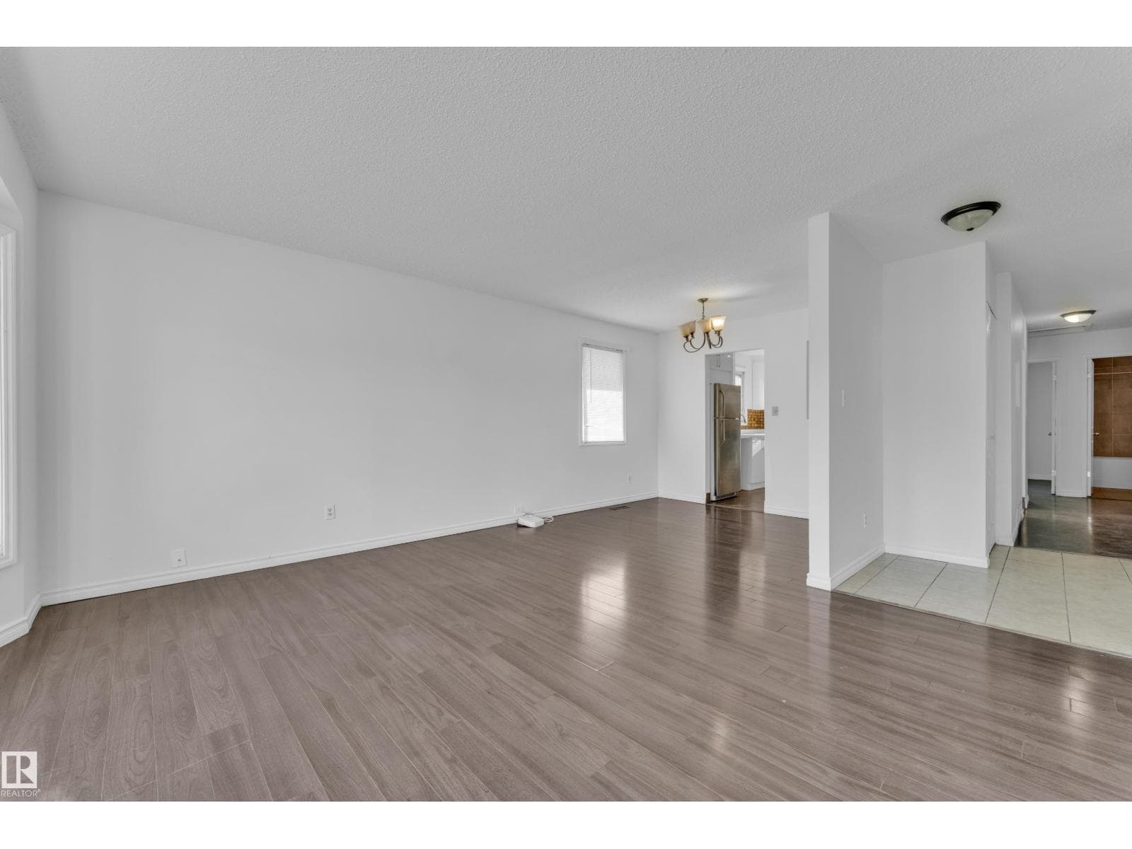 3520 19 AV NW — photo 5
