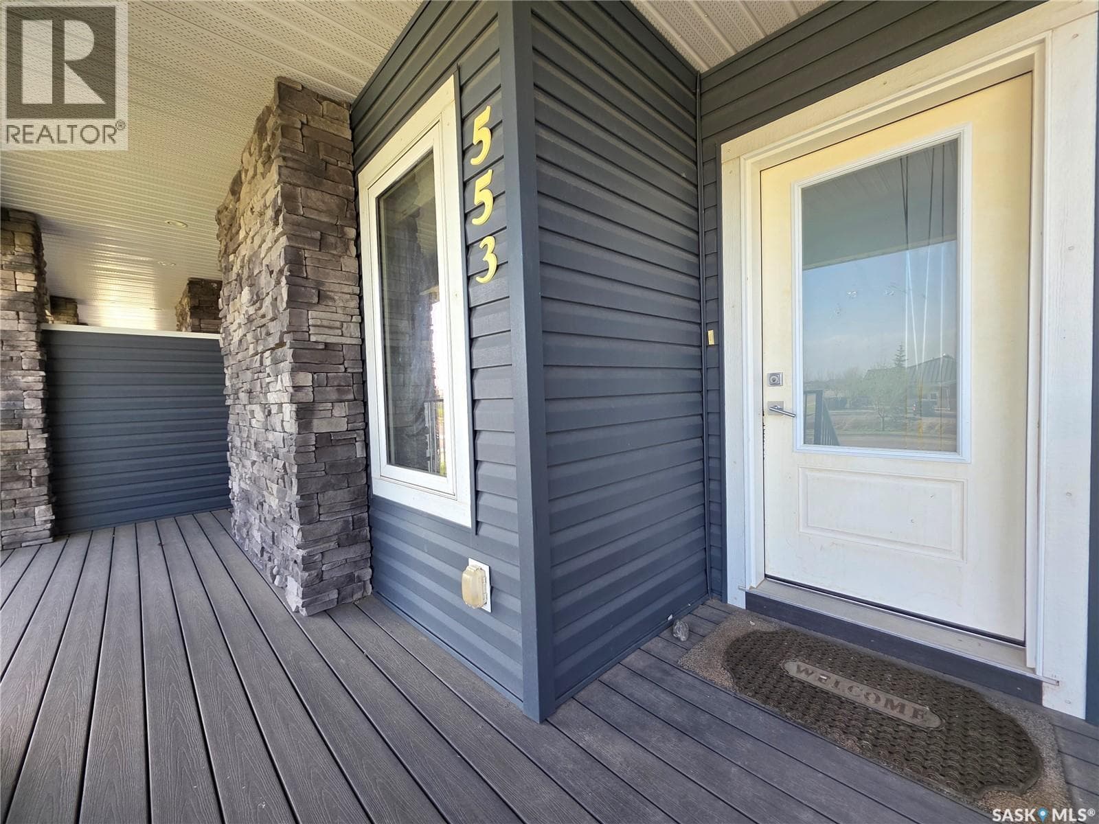 553 Douglas DRIVE — photo 2