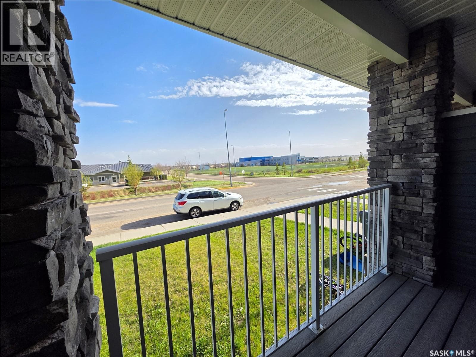 553 Douglas DRIVE — photo 3