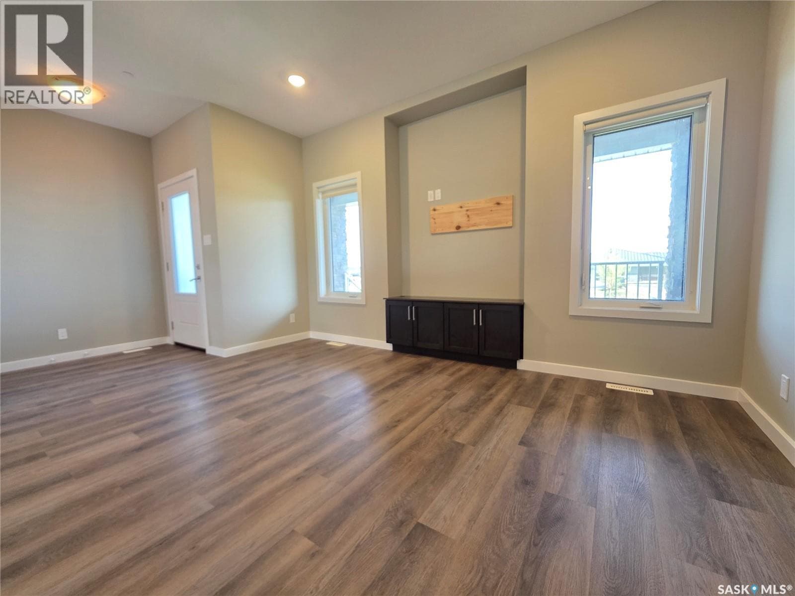 553 Douglas DRIVE — photo 4