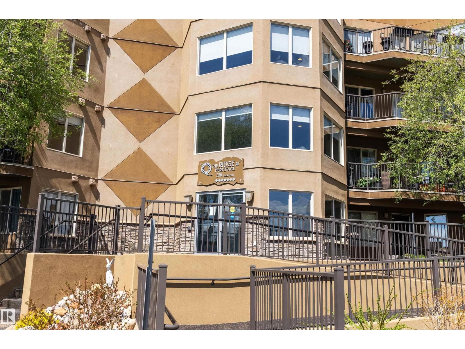 #301 530 HOOKE RD NW — photo 3
