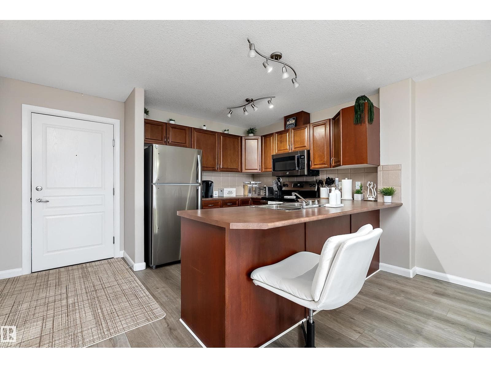 #301 530 HOOKE RD NW — photo 4