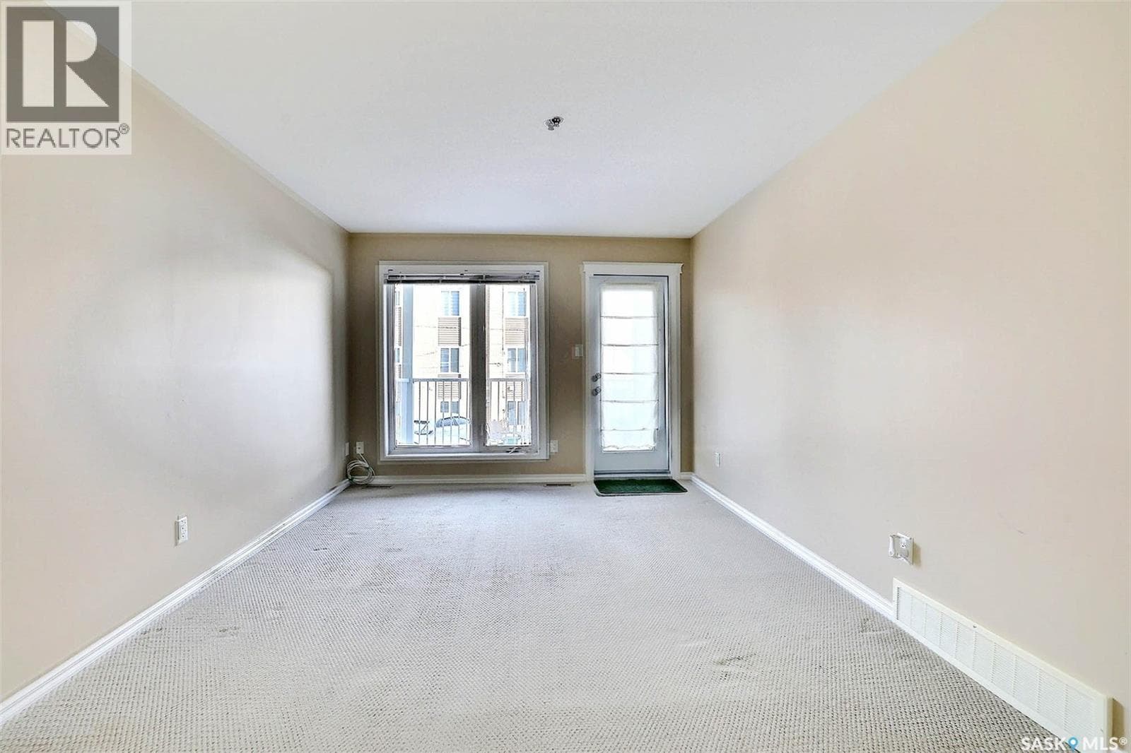 205 3946 Robinson STREET — photo 2