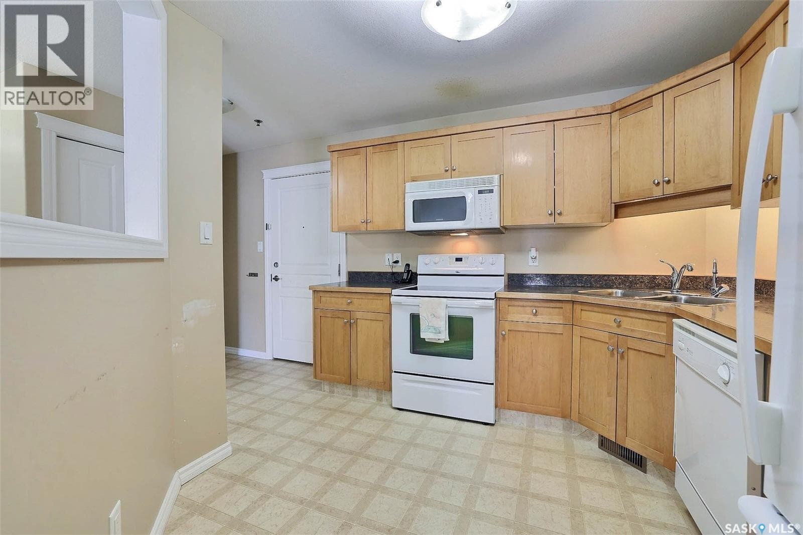 205 3946 Robinson STREET — photo 5
