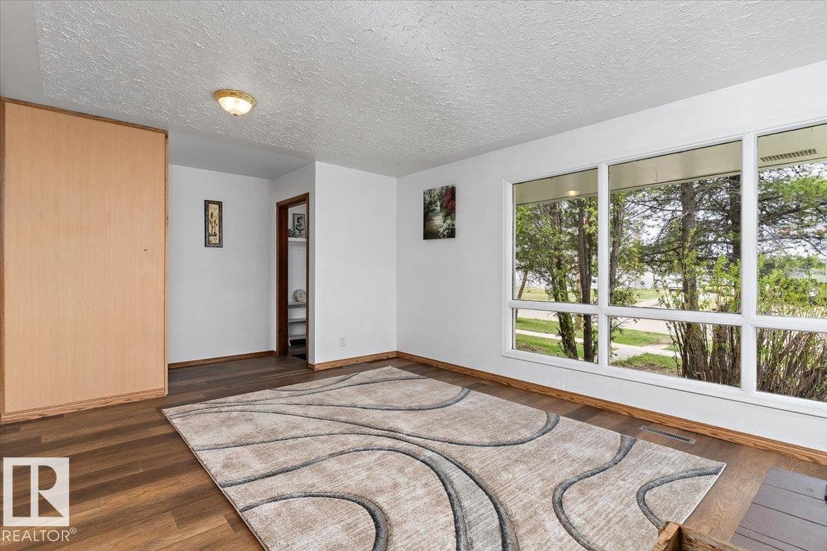 4916 51 AV — photo 2