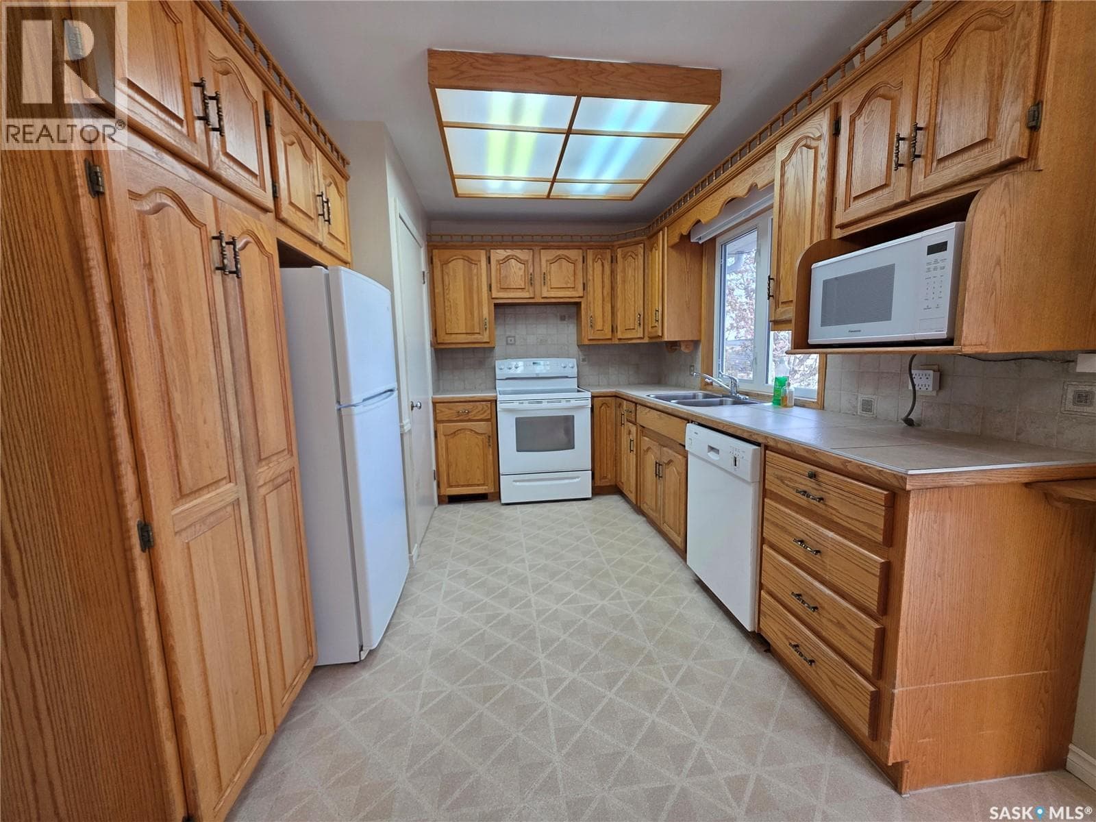 1446 Taylor DRIVE — photo 2