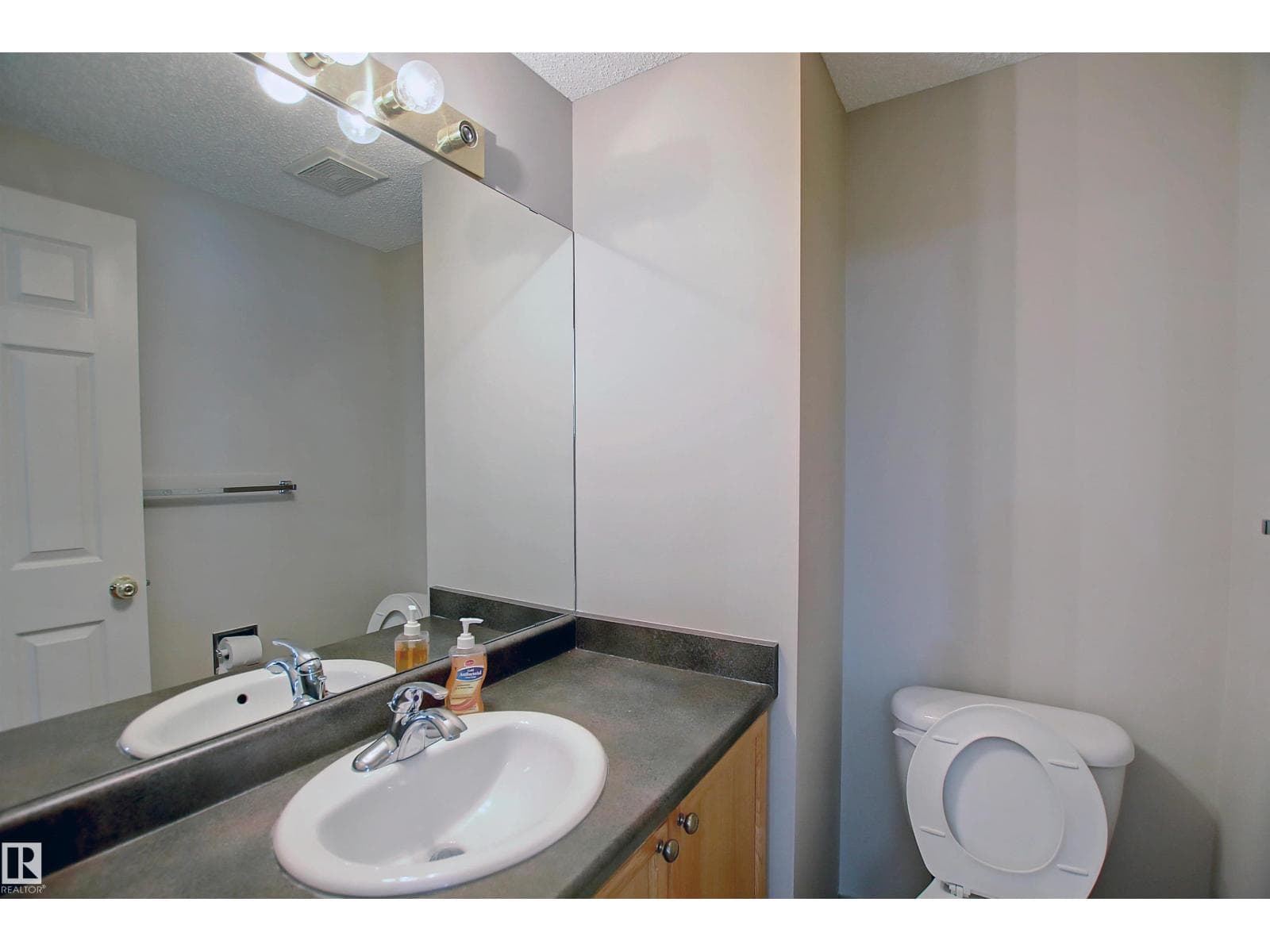 8129 7 AV SW — photo 4